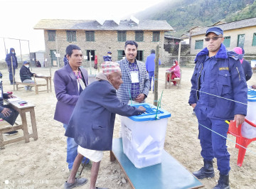 म्याग्दीमा १०७ वर्षीय वृद्धले खसाले भाेट